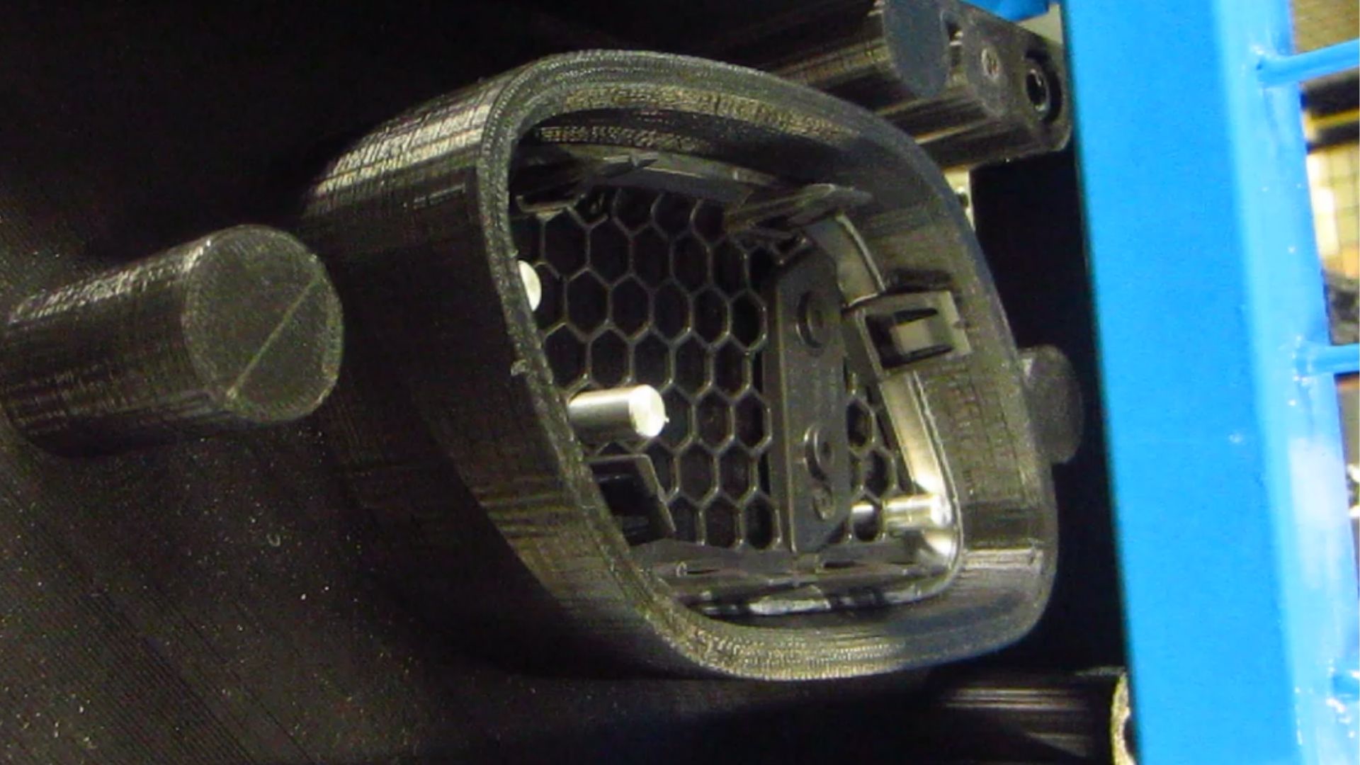 Grille haut parleur automobile injection plastique Grille de haut-parleur intégrée dans siège automobile pour diffusion acoustique et design intérieur véhicule