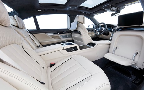 Repose-pied automobile intégration habitacle Repose-pied intégré dans habitacle automobile pour confort passager et design intérieur premium